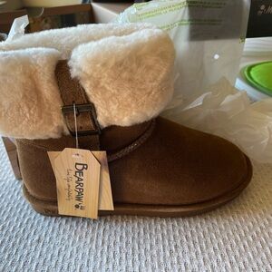 New in box.  BearPaw Abby Boot.